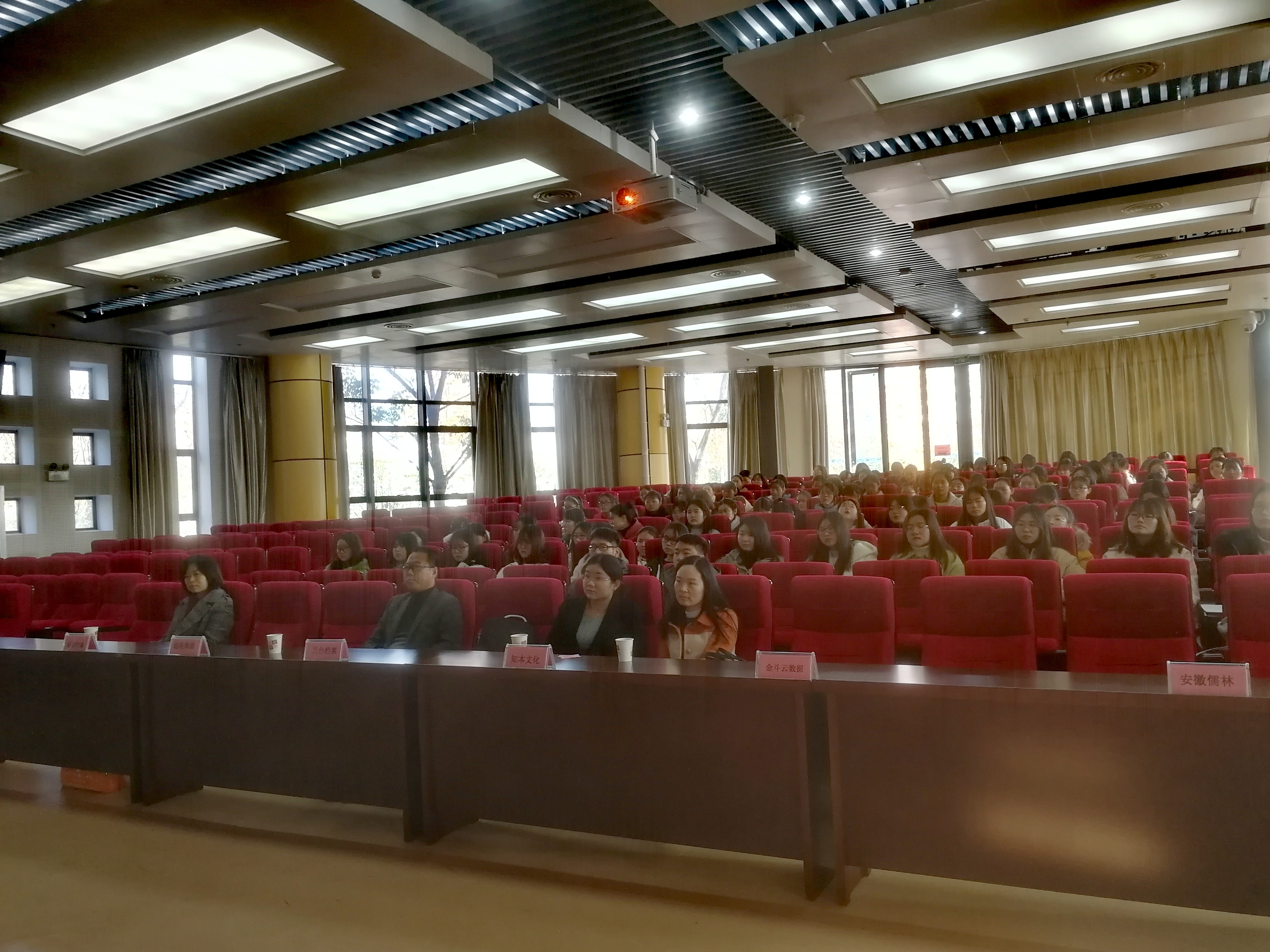宣讲会现场.jpg 宣讲会现场.jpg