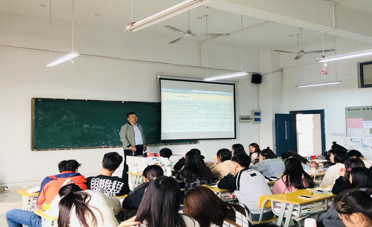 校领导上思政课2.jpg