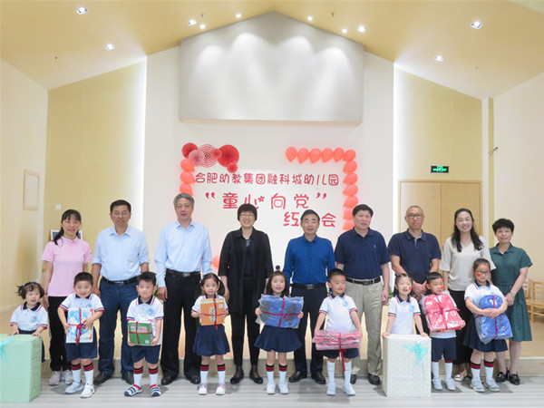 方东玲校长为幼儿颁奖.JPG 方东玲校长为幼儿颁奖.JPG