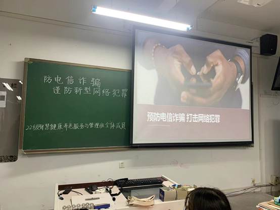 说明: 墙上的海报 描述已自动生成