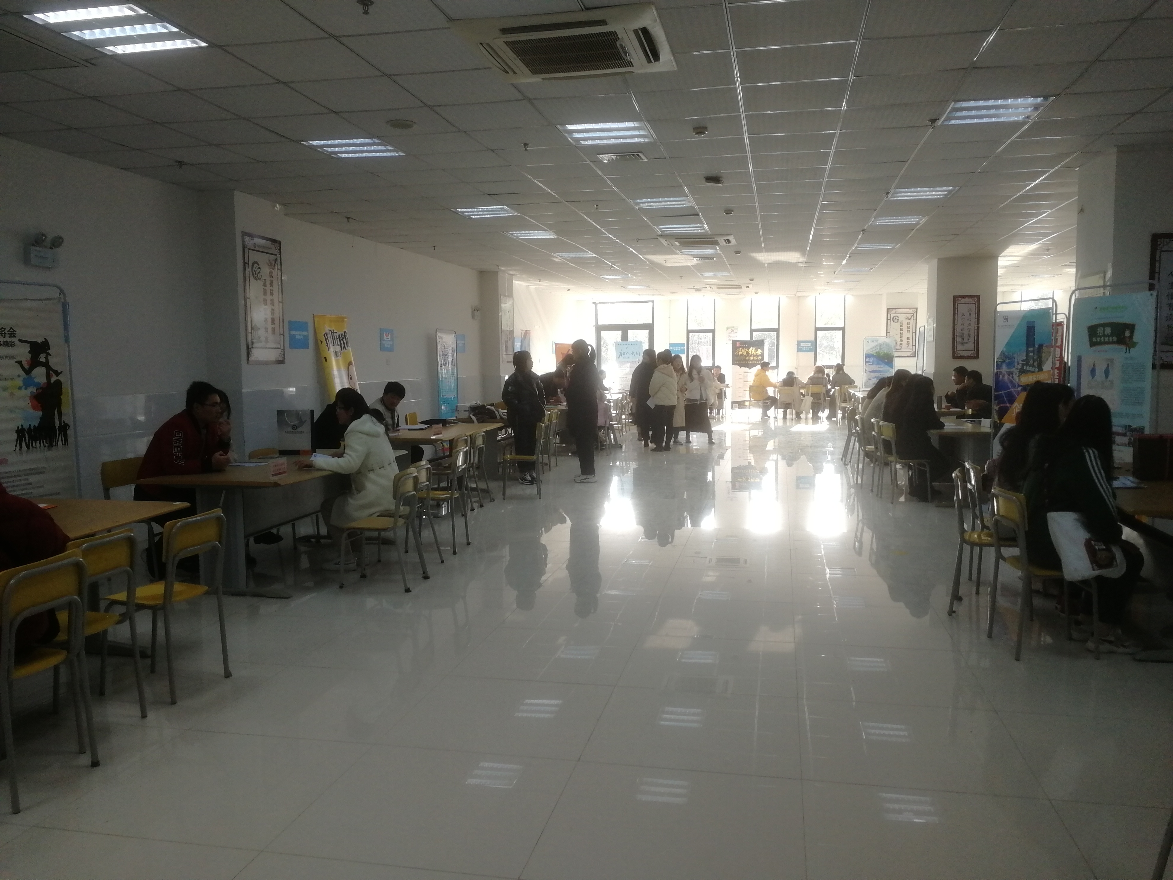 招聘会现场.jpg 招聘会现场.jpg