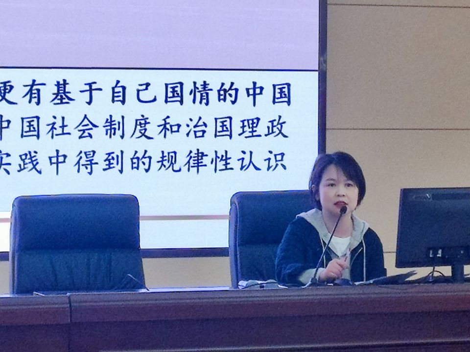 图片包含 女人, 前, 沙发, 桌子 描述已自动生成 图片包含 女人, 前, 沙发, 桌子 描述已自动生成